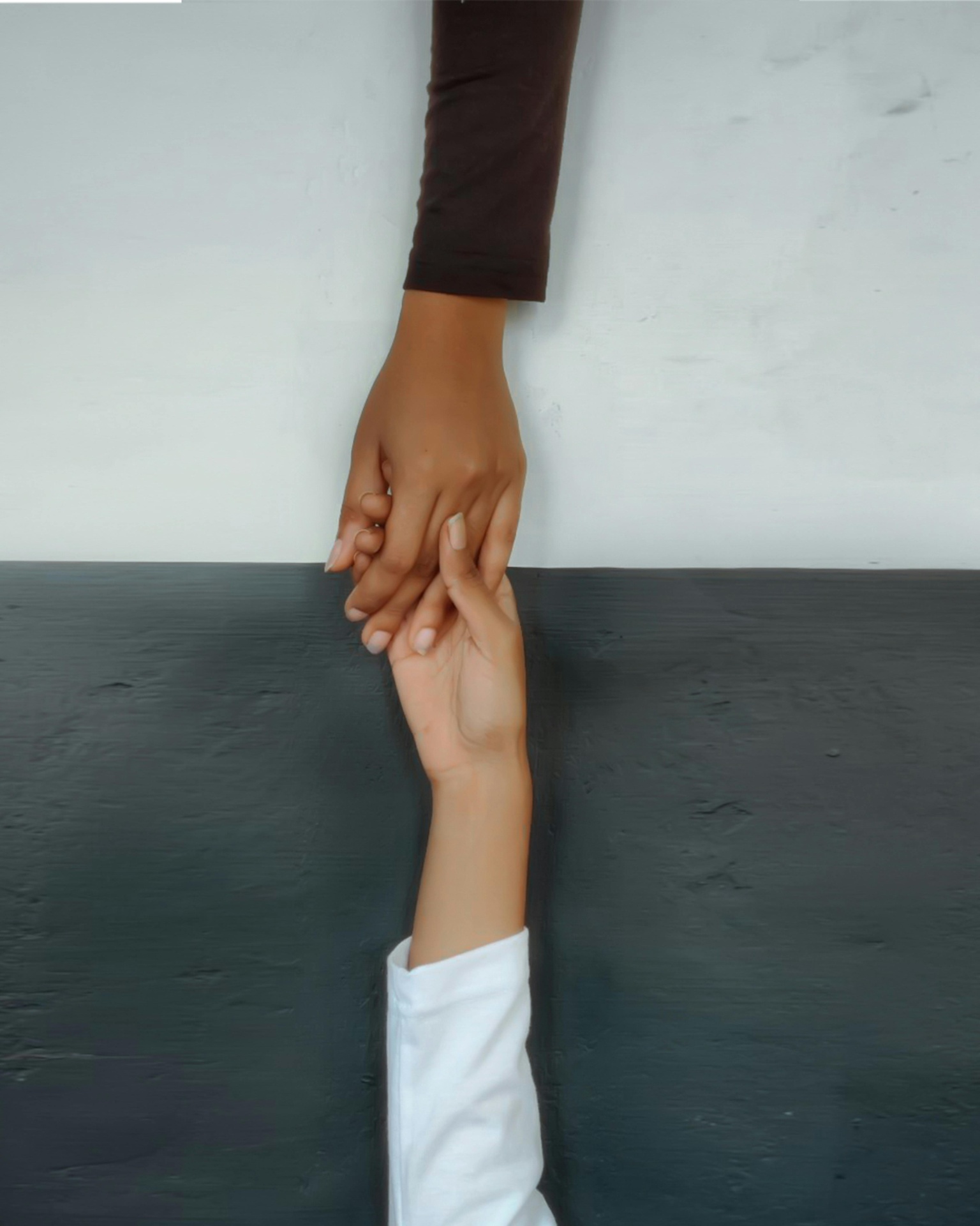 Duas mãos se segurando — segura na minha mão