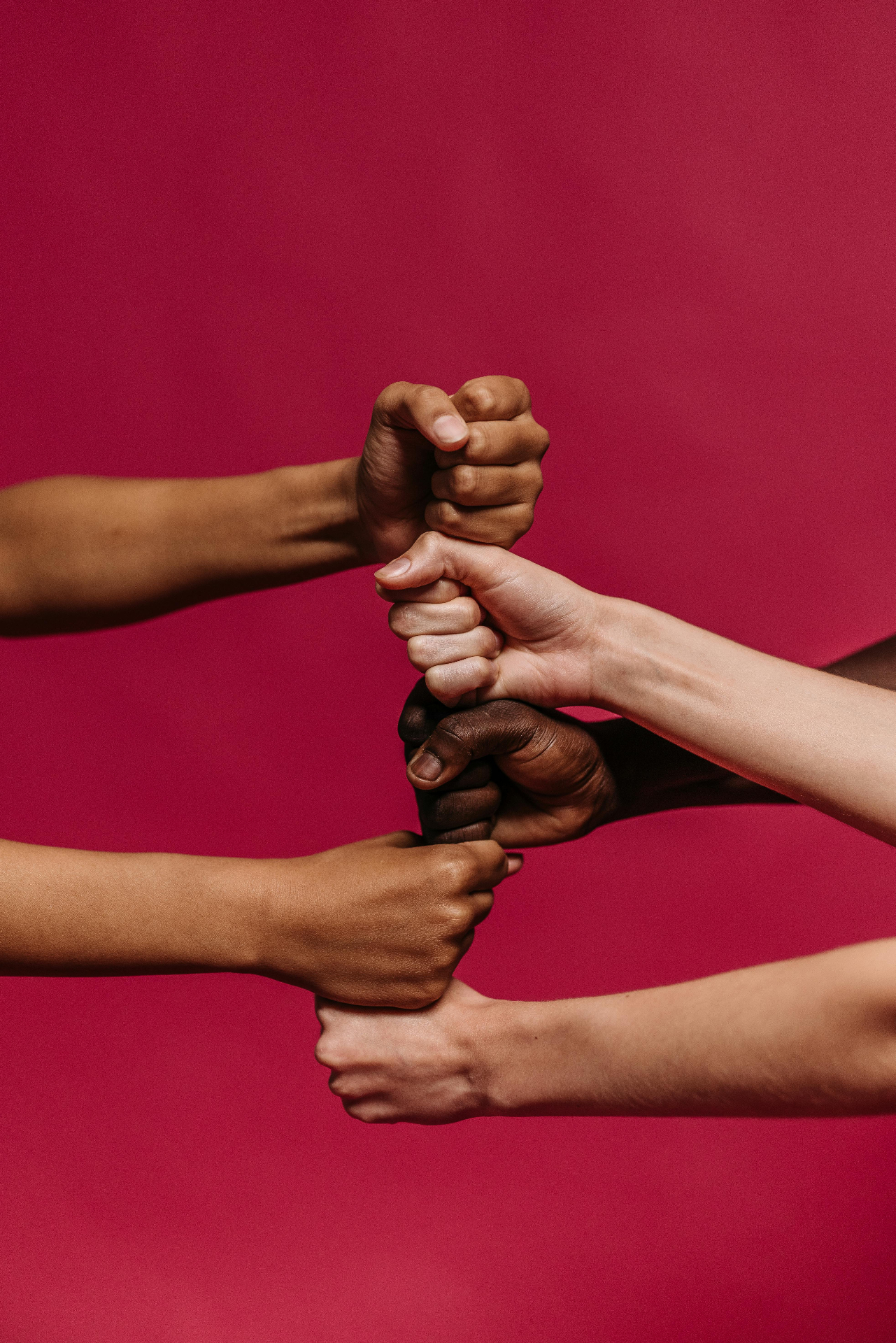Mãos diversas se segurando, simbolizando a mentoria em rede